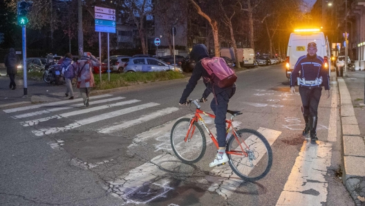 I rilievi della polizia locale dopo che un uomo di 37 anni è stato investito e ucciso a Milano, mentre si trovava in strada a bordo della sua bici elettrica, 10 gennaio 2024. L'auto investitrice si è fermata a prestare i primi soccorsi ma per lui non c'è stato nulla da fare. ANSA/ ANDREA FASANI