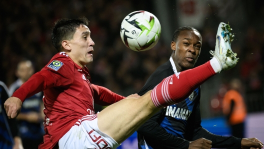 Brest's Uruguayan forward #07 Martin Satriano (L) kicks the ball during the French L1 football match between between Stade Brestois 29 (Brest) and RC Strasbourg Alsace at the Francis Le Ble Stadium in Brest, western France, on December 7, 2023. (Photo by LOIC VENANCE / AFP)