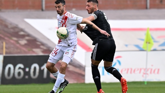 MANTOVA, ITALY - MARCH 26: Riccardo Bocalon of Mantova competes for the ball with Alessandro Pio Riccio of Juventus Next Gen during the Serie C match betwenn Mnatova and Juventus Next Gen at Stadio Danilo Martelli on March 26, 2023 in Mantova, Italy. (Photo by Juventus FC/Juventus FC via Getty Images)