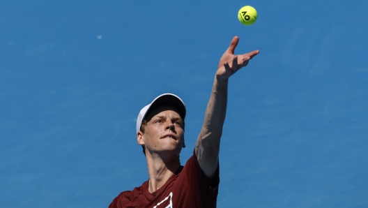 epa11070670 Jannik Sinner of Italy serves during a practice session ahead of the Australian Open 2024, at Melbourne Park in Melbourne, Australia, 12 January 2024.  EPA/MAST IRHAM