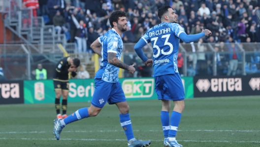 Foto Antonio Saia/LaPresse 13 Gennaio Como -  Italia - sport, calcio - Como vs Spezia - Campionato di calcio Serie BKT 2023/2024  - Stadio Comunale G. Sinigaglia - Nella foto:  Lucas Da Cunha (Como 1907) esultanza  January 13, 2024 Como - Italy - sport, soccer - Como vs Spezia - BKT Football Championship 2023/2024 - G. Sinigaglia Stadium - In the picture: Lucas Da Cunha