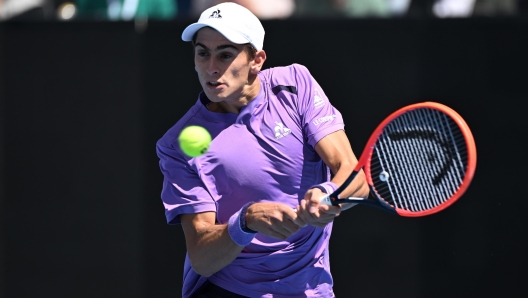 epa11074976 Matteo Arnaldi of Italy returns to Adam Walton of Australia during their 1st round match on Day 1 of the 2024 Australian Open at Melbourne Park in Melbourne, Australia, 14 January 2024.  EPA/JAMES ROSS AUSTRALIA AND NEW ZEALAND OUT