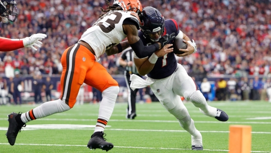 HOUSTON, TEXAS - JANUARY 13: C.J. Stroud #7 of the Houston Texans drives against Martin Emerson Jr. #23 of the Cleveland Browns during the first quarter in the AFC Wild Card Playoffs at NRG Stadium on January 13, 2024 in Houston, Texas.   Carmen Mandato/Getty Images/AFP (Photo by Carmen Mandato / GETTY IMAGES NORTH AMERICA / Getty Images via AFP)