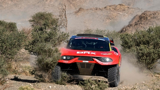 Bahrain Raid Xtreme's French driver Sebastien Loeb and Belgian co-driver Fabian Lurquin steer their car during stage 7 between Riyad and Al Duwadimi on January 14, 2024, as part of the Dakar rally 2024. (Photo by PATRICK HERTZOG / AFP)