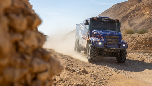 epa11066098 Claudio Bellina of Italy drives his Iveco Powerstar during the Stage 4 of the 2024 Rally Dakar from Al Salamiya to Al Hofuf, Saudi Arabia, 05 January 2024.  EPA/Andrew Eaton