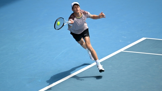 epa11075177 Jannik Sinner of Italy returns to Botic van de Zandschulp of the Netherlands during their first round match on Day 1 of the 2024 Australian Open at Melbourne Park in Melbourne, Australia, 14 January 2024.  EPA/LUKAS COCH AUSTRALIA AND NEW ZEALAND OUT