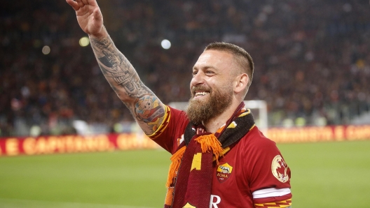 Roma's Daniele De Rossi greets supporters after the Italian Serie A soccer match between AS Roma and Parma at the Olimpico stadium in Rome, Italy, 26 May 2019. ANSA/RICCARDO ANTIMIANI