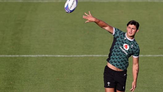 TOULON, FRANCE - OCTOBER 10:  Louis Rees-Zammit passes the ball during the Wales training session held at Felix Mayol Stadium on October 10, 2023 in Toulon, France.  (Photo by David Rogers/Getty Images)