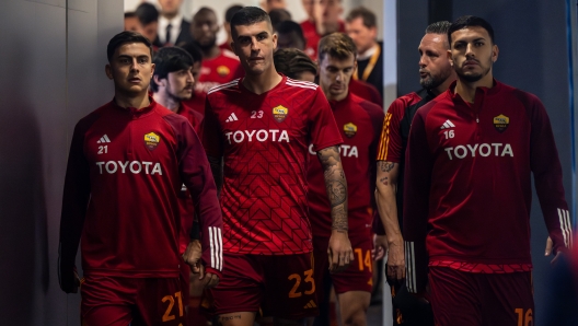 ROME, ITALY - NOVEMBER 12: AS Roma players Paulo Dybala, Gianluca Mancini, Leandro Paredes prior the Serie A TIM match between SS Lazio and AS Roma at Stadio Olimpico on November 12, 2023 in Rome, Italy. (Photo by Fabio Rossi/AS Roma via Getty Images)