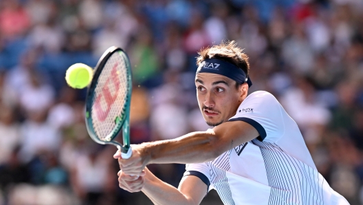 epa11086604 Lorenzo Sonego of Italy in action during his 2nd round match against Carlos Alcaraz of Spain on Day 5 of the 2024 Australian Open at Melbourne Park in Melbourne, Australia 18 January 2024.  EPA/JAMES ROSS AUSTRALIA AND NEW ZEALAND OUT