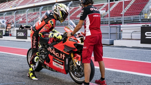 epa10201006 Spanish superbike rider Alvaro Bautista of Aruba.it Racing - Ducati team during the first free training session of the Catalunya Round of the FIM Superbike World Championship at Barcelona Circuit in Montmelo, Barcelona, Spain, 23 September 2022.  EPA/SIU WU