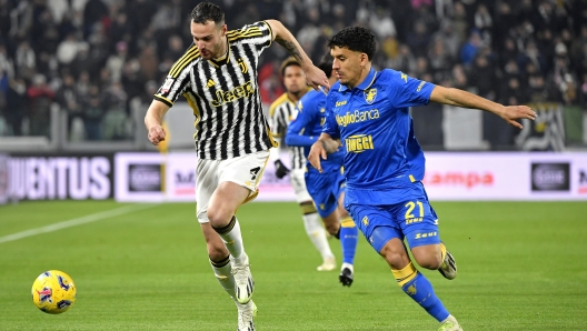 TURIN, ITALY - JANUARY 11: Federico Gatti of Juventus battles for the ball with Abdou Harroui of Frosinone during the Coppa Italia Quarter-Final match between Juventus FC and Frosinone Calcio at Allianz Stadium on January 11, 2024 in Turin, Italy. (Photo by Filippo Alfero - Juventus FC/Juventus FC via Getty Images)