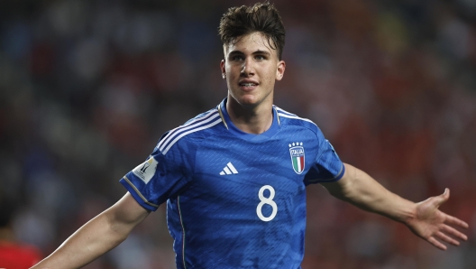 epa10680563 Cesare Casadei of Italy celebrates after scoring the 1-0 goal during the FIFA U-20 World Cup semifinal soccer match between Italy and South Korea, in La Plata, Argentina, 8 June 2023.  EPA/DEMIAN ALDAY ESTEVEZ