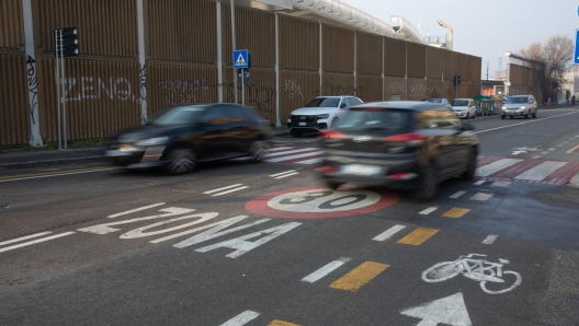 Un segnale a terra che segno il limite a 30 km/h, Bologna, 16 gennaio 2024. ANSA/MAX CAVALLARI