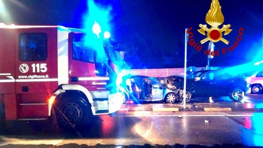 Ancora un incidente mortale nelle strade di Cagliari, nel weekend. Un ventenne ha perso la vita in uno scontro frontale tra una suv Maserati e una Peugeot che, secondo le prime ricostruzioni, ha imboccato la strada in contromano. Sull'utilitaria viaggiavano tre giovani tra i quali il conducente di 20 anni che è deceduto. Tutti i feriti, compreso l'automobilista a bordo del suv, sono stati trasportati all'ospedale: uno in gravi condizioni. L'incidente è avvenuto attorno alle 3:30 in via Vesalio, all'altezza del civico 22, non lontano da uno dei ritrovi notturni per i giovani. ANSA/VIGILI DEL FUOCO +++ ANSA PROVIDES ACCESS TO THIS HANDOUT PHOTO TO BE USED SOLELY TO ILLUSTRATE NEWS REPORTING OR COMMENTARY ON THE FACTS OR EVENTS DEPICTED IN THIS IMAGE; NO ARCHIVING; NO LICENSING +++ NPK +++