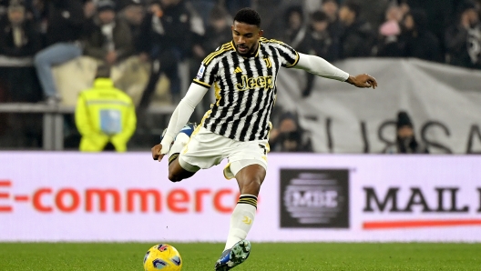 TURIN, ITALY - DECEMBER 08: Gleison Bremer of Juventus kicks the ball during the Serie A TIM match between Juventus and SSC Napoli at Allianz Stadium on December 08, 2023 in Turin, Italy. (Photo by Filippo Alfero - Juventus FC/Juventus FC via Getty Images)