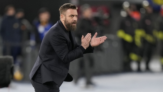 Roma's head coach Daniele De Rossi gives instructions during the Series A soccer match between Roma and Hellas Verona at the Rome Olympic stadium, Saturday, Jan. 20, 2024. (AP Photo/Andrew Medichini)