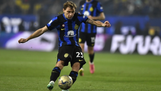 epa11090642 Inter's Nicolo Barella in action during the Italian Super Cup semi final match between Inter and Lazio in Riyadh, Saudi Arabia, 19 January 2024.  EPA/STR