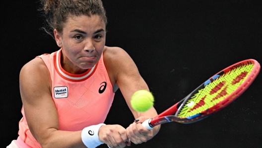 Italy's Jasmine Paolini hits a return against Russia's Anna Blinkova during their women's singles match on day seven of the Australian Open tennis tournament in Melbourne on January 20, 2024. (Photo by Anthony WALLACE / AFP) / -- IMAGE RESTRICTED TO EDITORIAL USE - STRICTLY NO COMMERCIAL USE --