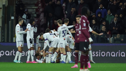 Foto Alessandro Garofalo/LaPresse 21 gennaio  2024 Salerno, Italia sport calcio Salernitana vs Genoa   - Campionato di calcio Serie A Tim 2023/2024 - Stadio Arechi. Nella foto: Mateo Retegui (Genoa CFC); esulta dopo il gol  1-1      January 21  2024 Salernitana vs Genoa - Italian Football Championship League league  A  2023/2024 - Arechi stadium. In the pic: Mateo Retegui (Genoa CFC); celebrates after scoring  1-1