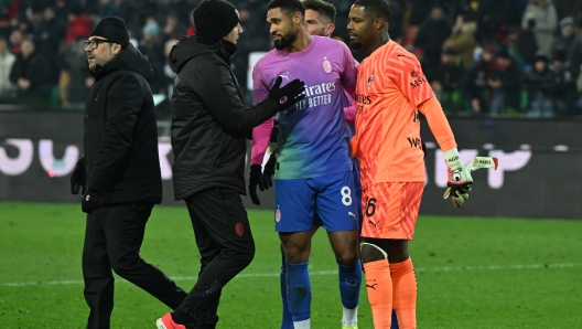 UDINE, ITALY - JANUARY 20: Mike Maignan of AC Milan embraced by his teammates at the end of the match during the Serie A TIM match between Udinese Calcio and AC Milan - Serie A TIM  at Dacia Arena on January 20, 2024 in Udine, Italy. (Photo by Claudio Villa/AC Milan via Getty Images)