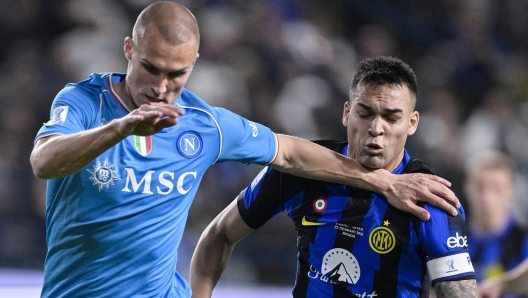 Foto Alfredo Falcone/LaPresse 22 Gennaio 2024 - Riyadh, Arabia Saudita - Al-Awwal Park  sport, calcio - Napoli vs Inter - Finale EA Sports Supercoppa Italiana 2023/ 2024.  Nella foto: Leo Skiri Ostigard (SSC Napoli) Lautaro Martinez (FC Internazionale Milano)   22 January 2024 - Riyadh, Saudi Arabia Al-Awwal Park  - sport, soccer - Napoli vs Inter - EA Sports Supercup Final 2023/ 2024.  In the picture:Leo Skiri Ostigard (SSC Napoli) Lautaro Martinez (FC Internazionale Milano)