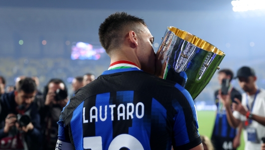 RIYADH, SAUDI ARABIA - JANUARY 22: Lautaro Martinez of FC Internazionale kisses the Italian EA Sports FC Supercup Final trophy at full-time following victory in the Italian EA Sports FC Supercup Final match between SSC Napoli and FC Internazionale at Al-Awwal Stadium on January 22, 2024 in Riyadh, Saudi Arabia. (Photo by Yasser Bakhsh/Getty Images)