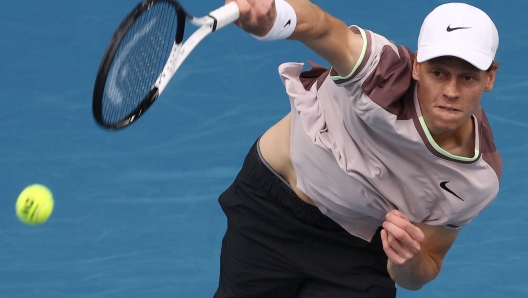 Italy's Jannik Sinner serves against Argentina's Sebastian Baez during their men's singles match on day six of the Australian Open tennis tournament in Melbourne on January 19, 2024. (Photo by David GRAY / AFP) / -- IMAGE RESTRICTED TO EDITORIAL USE - STRICTLY NO COMMERCIAL USE --