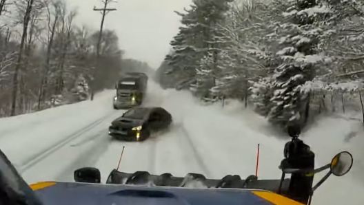 Un sorpasso azzardato su una strada innevata è costato a caro prezzo ad un automobilista newyorkese: un violento impatto contro uno spazzaneve che sopraggiungeva nella direzione opposta spezza in due la sua Subaru WRX. Tanta paura, ma fortunatamente il Dipartimento dei Trasporti dello Stato di New York riporta che nessuno è rimasto ferito.