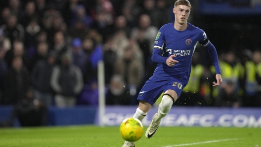 Chelsea's Cole Palmer controls the ball during the English League Cup semi final second leg soccer match between Chelsea and Middlesbrough at the Stamford Bridge stadium in London, England, Tuesday, Jan. 23, 2024. (AP Photo/Kin Cheung)