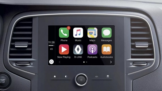 Apple CarPlay e Bluetooth permettono di collegare uno smartphone iOS alla Renault Captur. Per usare CarPlay, è necessario un iPhone 5 o superiore, un cavo Apple, e una connessione Wi-Fi. L’associazione avviene tramite le impostazioni dell’iPhone e del sistema R-Link 2 della Renault