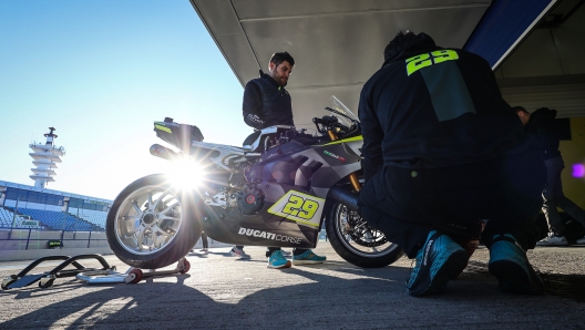 La moto di Andrea Iannone pronta ai box