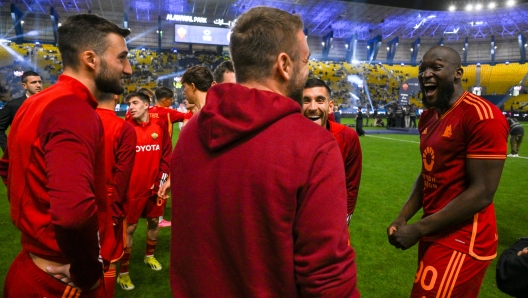 RIYADH, SAUDI ARABIA - JANUARY 24: AS Roma coach Daniele De Rossi with Romelu Lukaku and Lorenzo Pellegrini after the International Friendly match between AS Roma and Al-Shabab at Alawwal Park January 24, 2024 in Riyadh, Saudi Arabia. (Photo by Fabio Rossi/AS Roma via Getty Images)