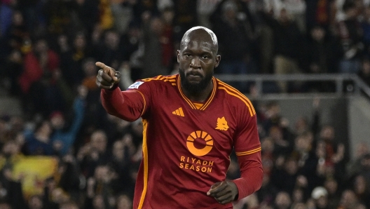 Foto Fabrizio Corradetti/LaPresse 20 Gennaio 2024 Roma, Italia - AS Roma vs Hellas Verona - Campionato italiano di calcio Serie A TIM 2023/2024 - Stadio Olimpico. Nella foto: Romelu Lukaku (AS Roma);  esulta dopo il gol 1-0

Januaryr 20, 2024 Rome, Italy - AS Roma vs Hellas Verona - Italian Serie A Football Championship 2023/2024 - Olympic Stadium. In the photo: Romelu Lukaku (AS Roma);   celebrates after scoring the goal 1-0