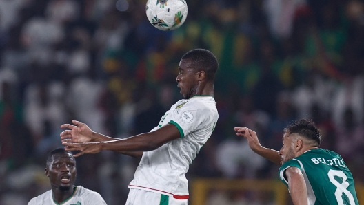 Mauritania's defender #12 Bakari Camara (C) heads the ball as Algeria's forward #8 Youcef Belaili reacts during the Africa Cup of Nations (CAN) 2024 group D football match between Mauritania and Algeria at Stade de la Paix in Bouake on January 23, 2024. (Photo by KENZO TRIBOUILLARD / AFP)