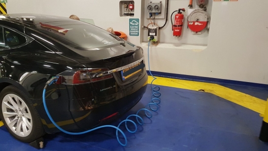 Guida alla sicurezza delle auto elettriche sui traghetti: norme e precauzioni