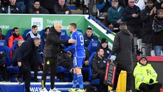 LEICESTER, ENGLAND - JANUARY 27: Enzo Maresca, Manager of Leicester City, embraces Jamie Vardy of Leicester City after being substituted during the Emirates FA Cup Fourth Round match between Leicester City and Birmingham City at The King Power Stadium on January 27, 2024 in Leicester, England. (Photo by Michael Regan/Getty Images)