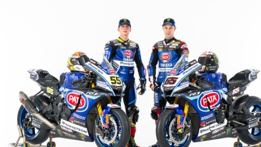 Andrea Locatelli (a sin.) e Jonathan Rea con la Yamaha R1 (foto Instagram)