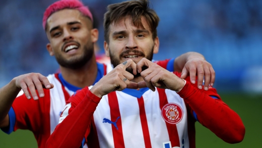 epa11110677 Girona's forward Portu (R) celebrates after scoring during the Primera Division LaLiga match held between Celta Vigo and Girona at Balaidos stadium in Vigo, Spain, 28 January 2024.  EPA/Salvador Sas