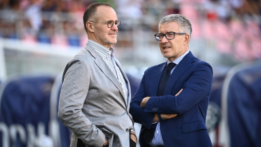 Foto Massimo Paolone/LaPresse 2 Settembre 2023 - Bologna, Italia - sport, calcio - Bologna vs Cagliari - Campionato italiano di calcio Serie A TIM 2023/2024 - Stadio Renato Dall?Ara. Nella foto: Joey Saputo Chairman (Bologna F.C.), Claudio Fenucci (Bologna F.C.)   September 2, 2023 Bologna, Italy - sport, calcio - Bologna vs Cagliari - Italian Serie A Football Championship 2023/2024 - Renato Dall?Ara Stadium. In the pic: Joey Saputo Chairman (Bologna F.C.), Claudio Fenucci (Bologna F.C.)