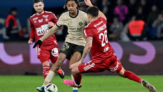 Paris Saint-Germain's French forward #29 Bradley Barcola (C) vies with Brest's French midfielder #28 Jonas Martin (R) during the French L1 football match between Paris Saint-Germain (PSG) and Stade Brestois 29 (Brest) at The Parc des Princes Stadium in Paris on January 28, 2024. (Photo by Miguel MEDINA / AFP)