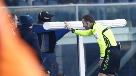 Referee Federico La Penna while consulting the VAR system  during the Italian Serie A soccer match Hellas Verona vs Frosinone Calcio at Marcantonio Bentegodi stadium in Verona, Italy, 28 January 2024. 
ANSA/EMANUELE PENNACCHIO