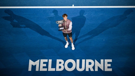 TOPSHOT - Italy's Jannik Sinner celebrates with the Norman Brookes Challenge Cup trophy after defeating Russia's Daniil Medvedev in the men's singles final match on day 15 of the Australian Open tennis tournament in Melbourne early on January 29, 2024. (Photo by Paul Crock / AFP) / -- IMAGE RESTRICTED TO EDITORIAL USE - STRICTLY NO COMMERCIAL USE --