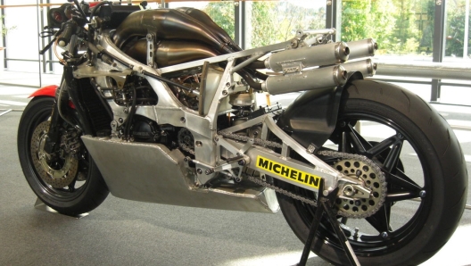 La singolare configurazione della prima NSR500 con scarico in alto e serbatoio in basso