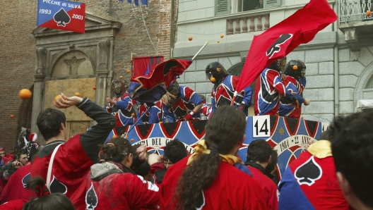 Il carnevale 2024 di Ivrea torna dall’11 al 13 febbraio con la battaglia delle arance