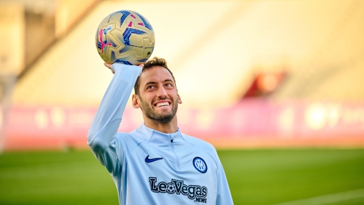 RIYADH, SAUDI ARABIA - JANUARY 21: Hakan Calhanoglu of FC Internazionale looks on during the training session at Prince Turki bin Abdul Aziz Stadium on January 21, 2024 in Riyadh, Saudi Arabia. (Photo by Mattia Ozbot - Inter/Inter via Getty Images)