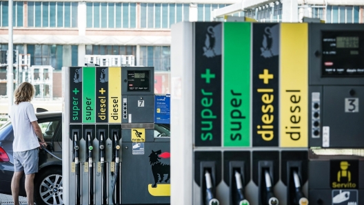 Rialzo dei prezzi della benzina al self service e servito in una stazione di servizio dell'autostrada. Torino 27 luglio 2023 ANSA/TINO ROMANO