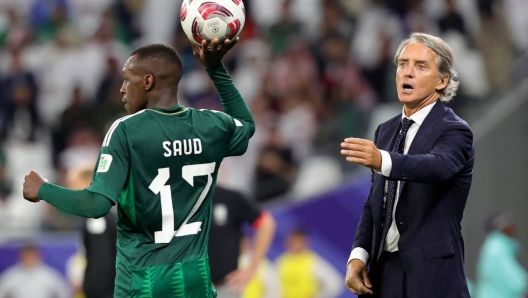 Saudi Arabia's Italian coach Roberto Mancini gestures next to Saudi Arabia's defender #12 Saud Abdulhamid during the Qatar 2023 AFC Asian Cup football match between Saudi Arabia and South Korea at Education City Stadium in al-Rayyan, west of Doha, on January 30, 2024. (Photo by Giuseppe CACACE / AFP)