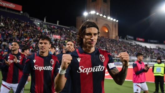 Foto Massimo Paolone/LaPresse 17 Dicembre 2023 - Bologna, Italia - sport, calcio - Bologna vs Roma - Campionato italiano di calcio Serie A TIM 2023/2024 - Stadio Renato Dall’Ara. Nella foto: Riccardo Calafiori (Bologna FC) esulta per la vittoria 

December 17, 2023 Bologna, Italy - sport, calcio - Bologna vs Roma - Italian Serie A Football Championship 2023/2024 - Renato Dall’Ara Stadium. In the pic: Riccardo Calafiori (Bologna FC) celebrates for the victory