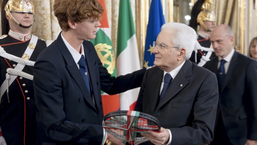 01 Febbraio 2024 Roma, Italia Politica  Roma - Il Presidente della Repubblica Sergio Mattarella con Jannik Sinner, in occasione dell'incontro con la Nazionale italiana maschile di Tennis vincitrice della Coppa Davis 2023, oggi 1 frebbraio 2024.  (Foto di Paolo Giandotti - Ufficio per la Stampa e la Comunicazione della Presidenza della Repubblica)